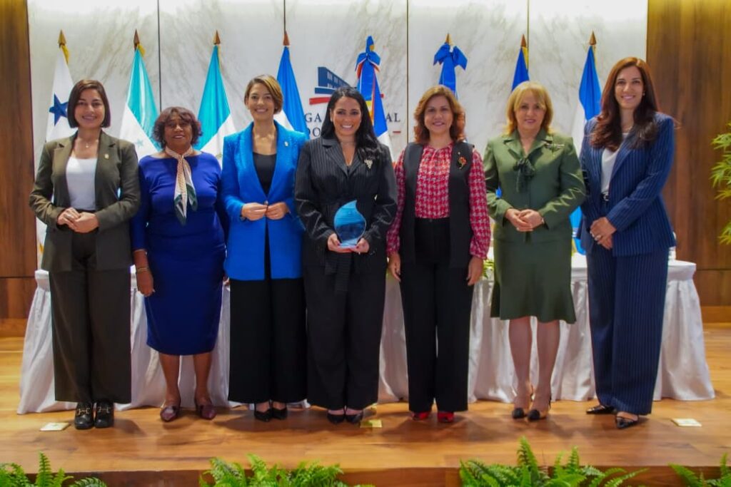 PARLACEN reconoce a Celinés Toribio como Mujer Migrante Destacada | 4 | PARLACEN reconoce a Celinés Toribio como Mujer Migrante Destacada - Noticias de hoy en República Dominicana | De Último Minuto