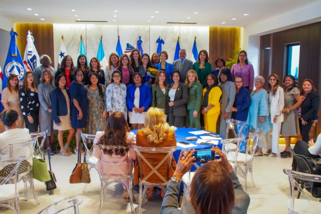 PARLACEN reconoce a Celinés Toribio como Mujer Migrante Destacada | 6 | PARLACEN reconoce a Celinés Toribio como Mujer Migrante Destacada - Noticias de hoy en República Dominicana | De Último Minuto