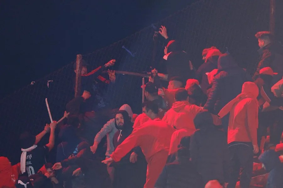 Suspenden partido de la Copa Sudamericana por violentos enfrentamientos entre fanaticos | 3 | Cancelado el partido entre Independiente y Universidad de Chile por los incidentes que dejan varios heridos