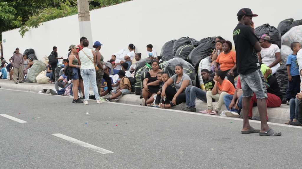 Familias hacen fila desde hoy para jornada “Plástico por Útiles” en el Distrito Nacional | 3 | Familias hacen fila desde hoy para jornada “Plástico por Útiles” en el Distrito Nacional - Noticias de hoy en República Dominicana | De Último Minuto