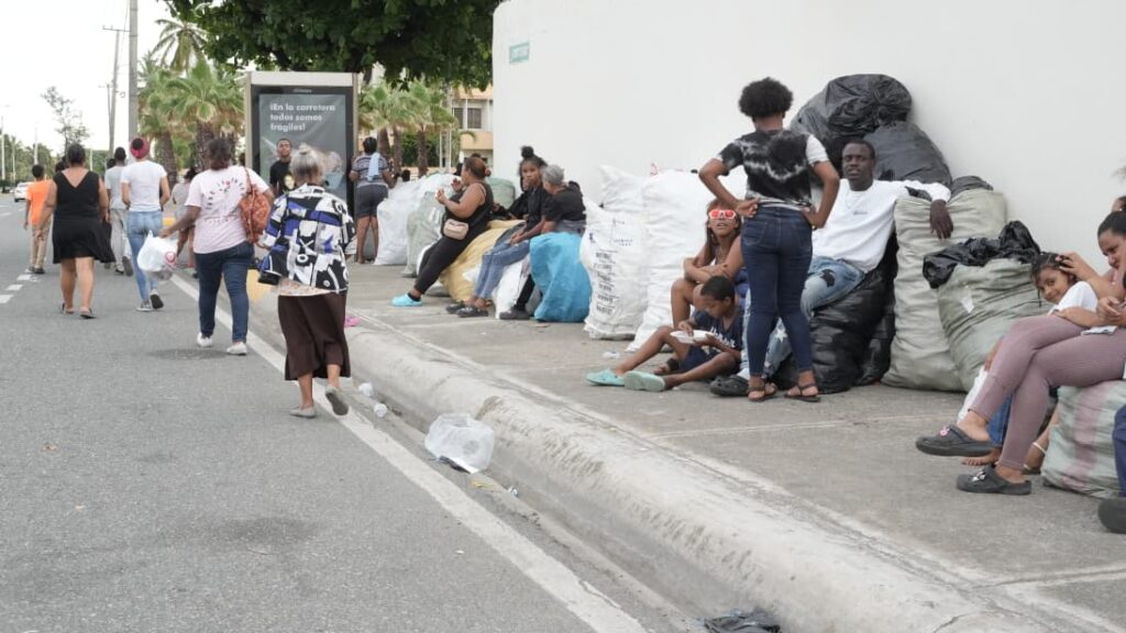 Familias hacen fila desde hoy para jornada “Plástico por Útiles” en el Distrito Nacional | 5 | Familias hacen fila desde hoy para jornada “Plástico por Útiles” en el Distrito Nacional - Noticias de hoy en República Dominicana | De Último Minuto