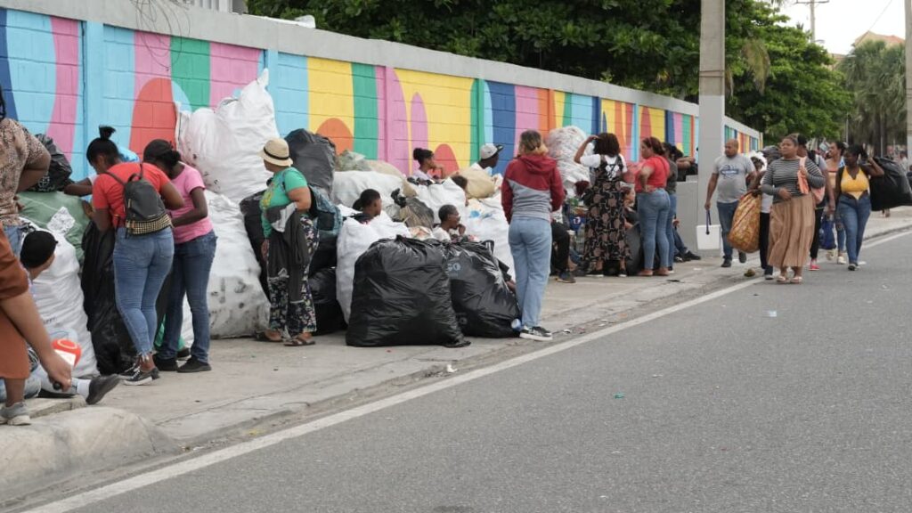 Familias hacen fila desde hoy para jornada “Plástico por Útiles” en el Distrito Nacional | 4 | Familias hacen fila desde hoy para jornada “Plástico por Útiles” en el Distrito Nacional - Noticias de hoy en República Dominicana | De Último Minuto