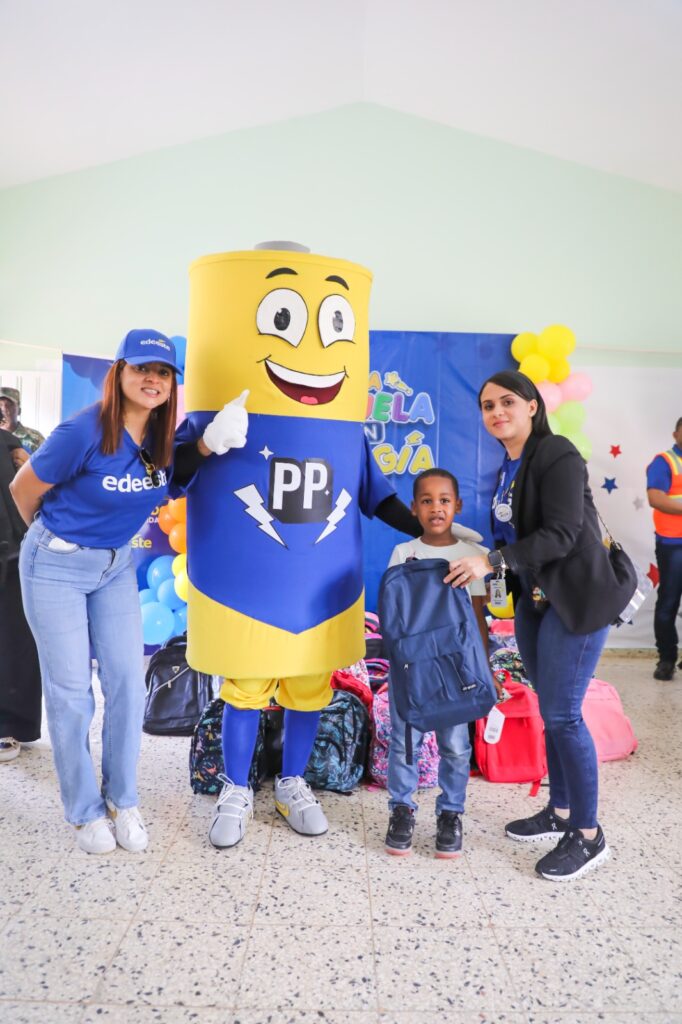 Colaboradores de Edeeste apadrinan niños de escasos recursos con entrega de útiles escolares - Noticias de hoy en República Dominicana | De Último Minuto