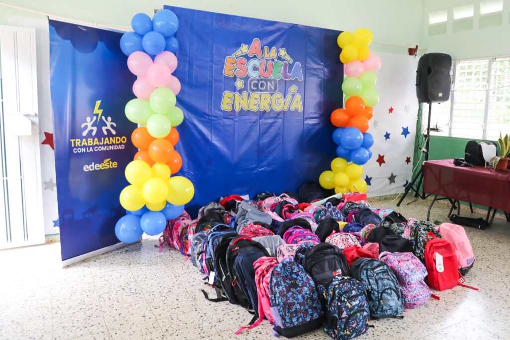 Colaboradores de Edeeste apadrinan niños de escasos recursos con entrega de útiles escolares - Noticias de hoy en República Dominicana | De Último Minuto
