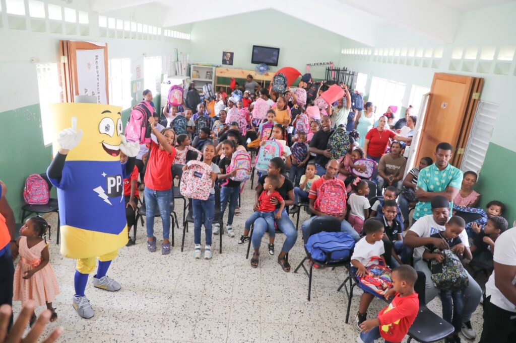 Colaboradores de Edeeste apadrinan niños de escasos recursos con entrega de útiles escolares - Noticias de hoy en República Dominicana | De Último Minuto