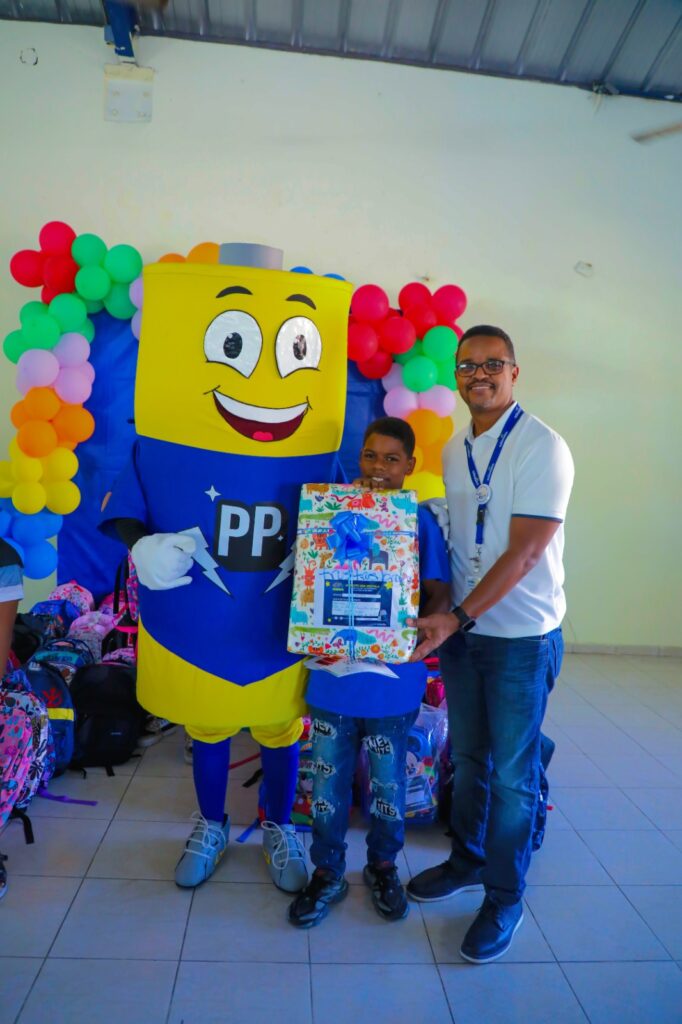Colaboradores de Edeeste apadrinan niños de escasos recursos con entrega de útiles escolares - Noticias de hoy en República Dominicana | De Último Minuto