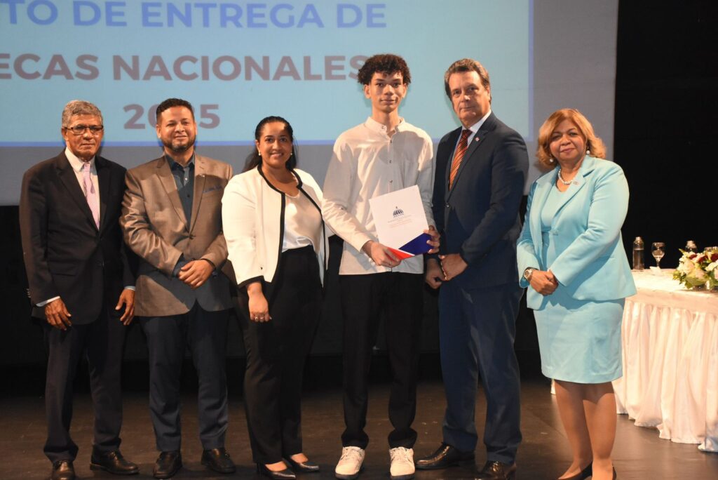 MESCyT otorga 110 becas a estudiantes de la Universidad Domínico-Americano y Ucateba - Noticias de hoy en República Dominicana | De Último Minuto