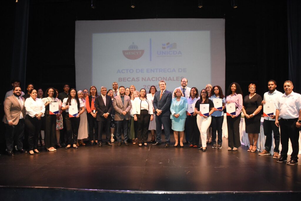 MESCyT otorga 110 becas a estudiantes de la Universidad Domínico-Americano y Ucateba - Noticias de hoy en República Dominicana | De Último Minuto