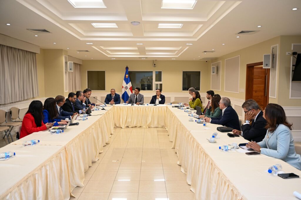 Senadores se reúnen con empleadores y trabajadores para tratar reforma del Código de Trabajo | 3 | Senadores se reúnen con empleadores y trabajadores para tratar reforma del Código de Trabajo - Noticias de hoy en República Dominicana | De Último Minuto