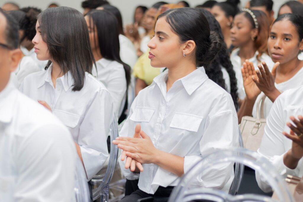 UCE entrega 50 becas completas a jóvenes de excelencia académica - Noticias de hoy en República Dominicana | De Último Minuto