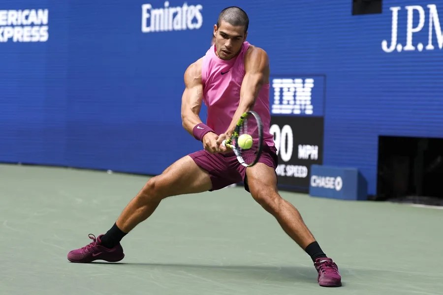 Alcaraz arrolla a Darderi para firmar su paso a octavos del Abierto de EE.UU.