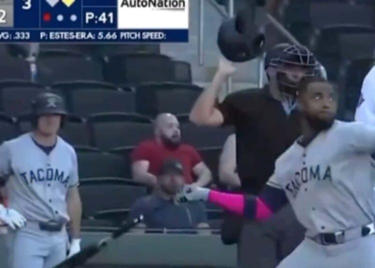 Víctor Robles pierde el control y es expulsado tras lanzar bate al pitcher