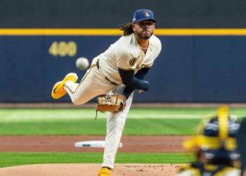 Freddy Peralta se consolida como líder de victorias en MLB y guía a Cerveceros a blanqueada en Wrigley Field