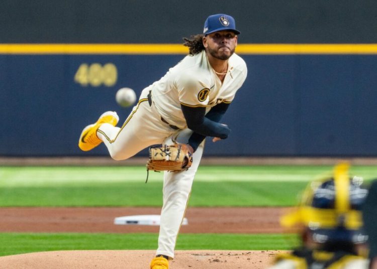 Freddy Peralta se consolida como líder de victorias en MLB y guía a Cerveceros a blanqueada en Wrigley Field