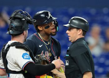 Se vacían las bancas en triunfo de Bravos sobre Marlins tras pelotazo a Ronald Acuña Jr.