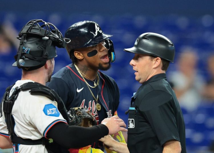 Se vacían las bancas en triunfo de Bravos sobre Marlins tras pelotazo a Ronald Acuña Jr.