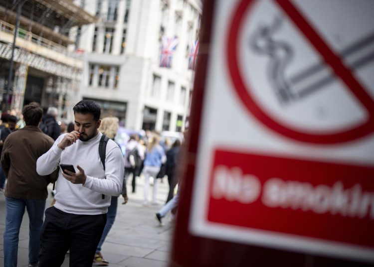 Singapur castigará con 15 latigazos y hasta 20 años de cárcel a proveedores de vapeadores