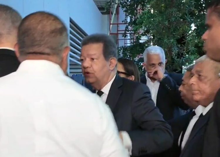 Leonel Fernández acude al velatorio de José Rafael Lantigua