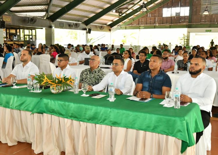 Jóvenes protagonizan el relevo generacional en el cooperativismo dominicano