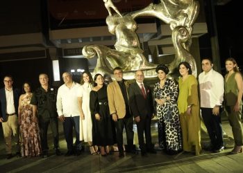 Museo de Arte Moderno presenta la escultura monumental The Chaise Adulte de Iván Tovar