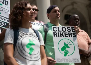 Exigen a la ciudad de Nueva York acciones urgentes ante crisis de salud mental en Rikers Island
