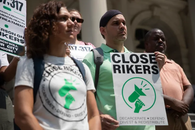 Exigen a la ciudad de Nueva York acciones urgentes ante crisis de salud mental en Rikers Island