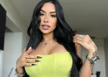 Ir al baño, la misión imposible de La Peki en «La Casa de Alofoke»