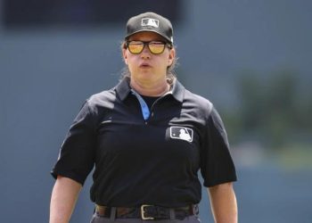 Jen Pawol se convierte en la primera mujer umpire principal en un juego de temporada regular de MLB