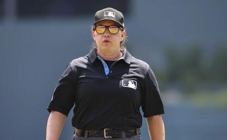 Jen Pawol se convierte en la primera mujer umpire principal en un juego de temporada regular de MLB