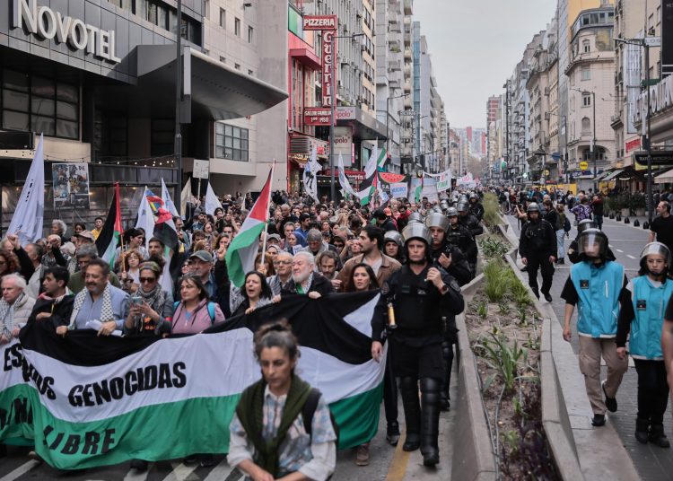 Miles marchan en solidaridad con Palestina Buenos Aires y hombre es retenido por policía