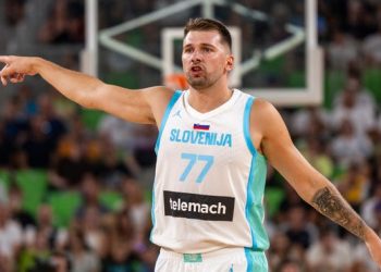 Luka Dončić recibe luz verde para jugar con Eslovenia tras susto en la rodilla
