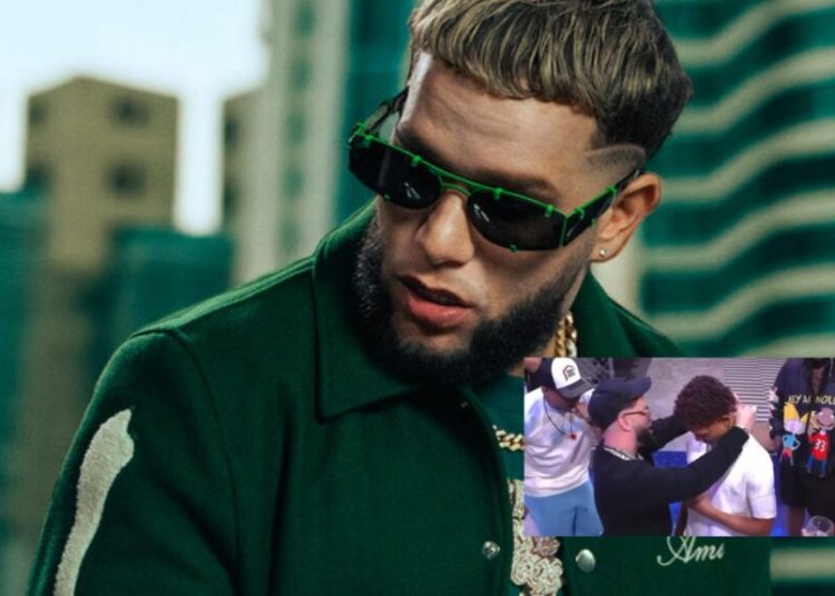 Casper Mágico regaló una cadena valorada en $US5,000 a Luise en La Casa de Alofoke