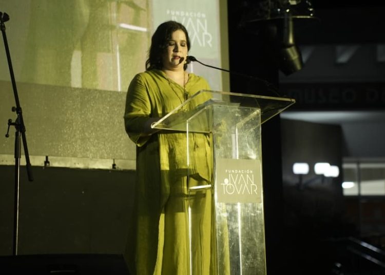 Daniela Tovar celebra la llegada de The Chaise Adulte de su padre al Museo de Arte Moderno de RD