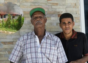 Señor mayor pide ayuda para reconstruir su casa tras incendio provocado por su nieto con condición mental