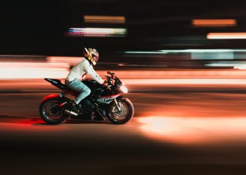 Nuevo Código Penal fija hasta 20 años de prisión por carreras ilegales y acrobacias en motores