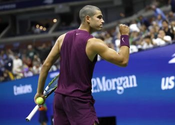 Alcaraz derriba a Opelka en su estreno en el Abierto de Estados Unidos