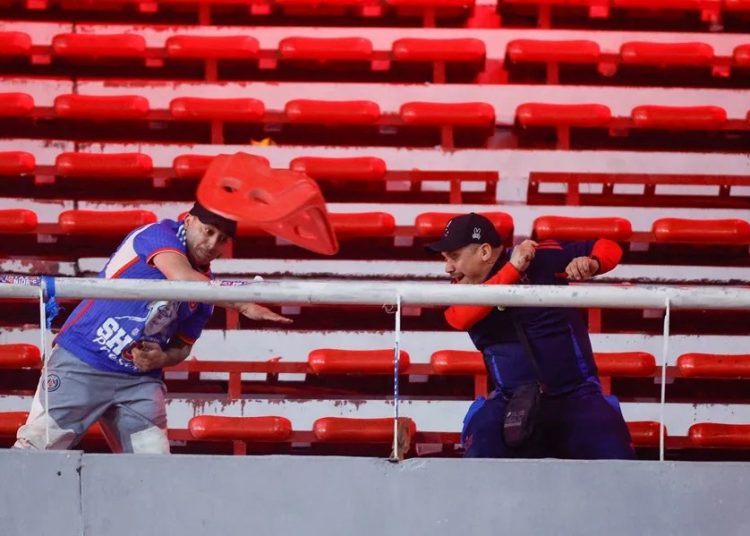 Dejan en libertad a 104 fanaticos de fútbol chilenos detenidos en Argentina