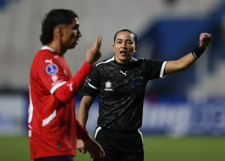 Estudio revela una alta prevalencia de problemas de salud mental en árbitras de fútbol