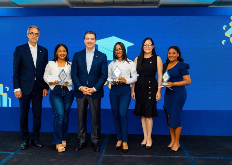 Banco Popular otorga 32 nuevas becas del programa Excelencia Popular