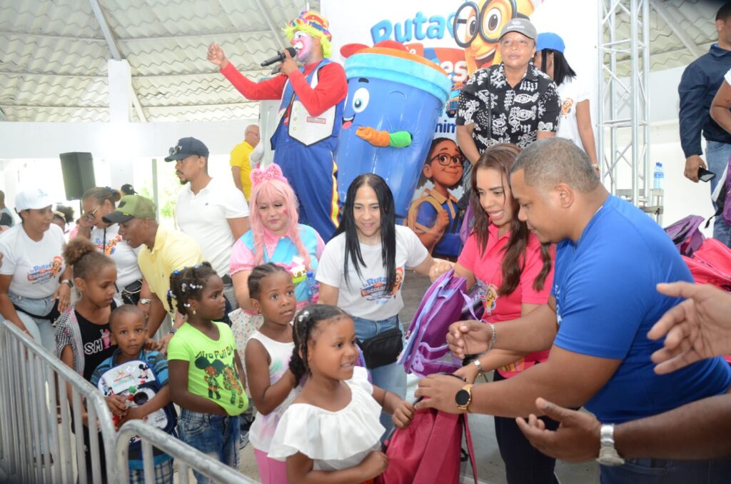 Alcaldía de Santo Domingo Norte entrega útiles escolares a más de 10,000 niños | 2 | Alcaldía de Santo Domingo Norte entrega útiles escolares a más de 10,000 niños