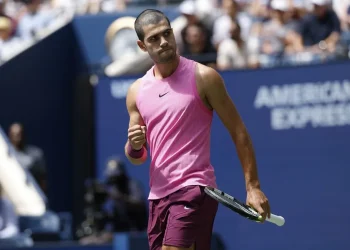 Alcaraz arrolla a Darderi para firmar su paso a octavos del Abierto de EE.UU.