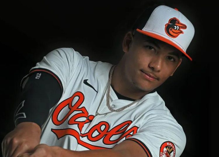 Dominicano Samuel Basallo recibe de su padre la noticia de su ascenso a MLB