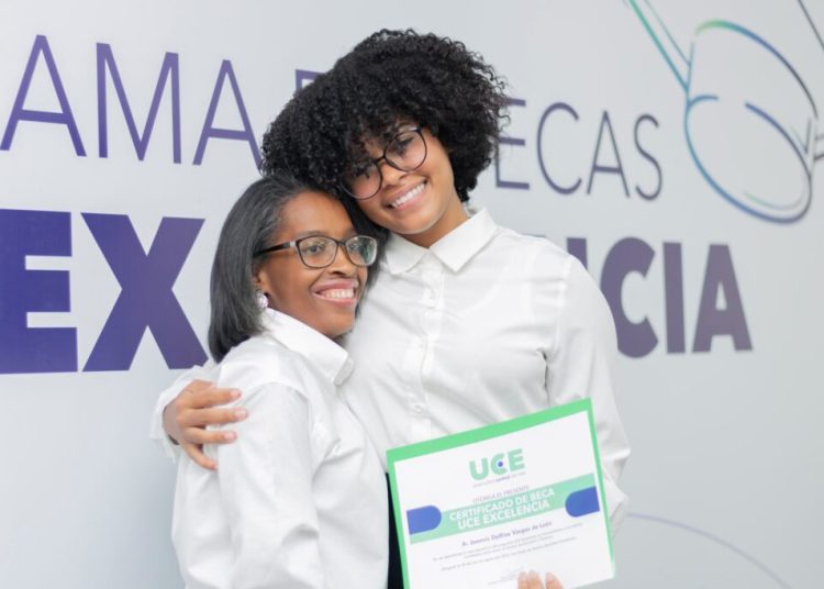 UCE entrega 50 becas completas a jóvenes de excelencia académica