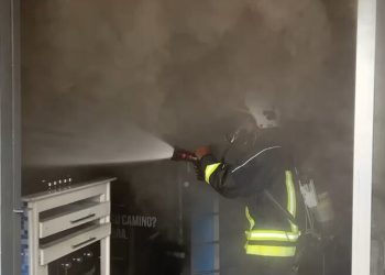 Bomberos combaten incendio en la Ferretería Hilario de San Francisco de Macorís