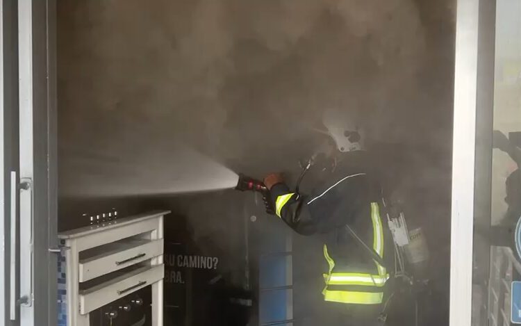 Bomberos combaten incendio en la Ferretería Hilario de San Francisco de Macorís
