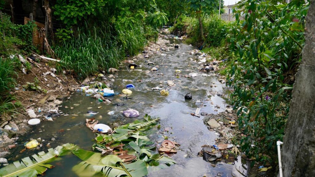 Cañada en La Compuerta de Los Alcarrizos: cinco años siendo foco de contaminación - Noticias de hoy en República Dominicana | De Último Minuto
