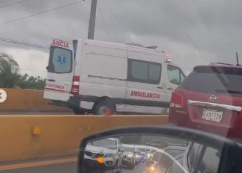 Accidente en elevado de la Máximo Gómez con Nicolás de Ovando provoca fuerte congestionamiento