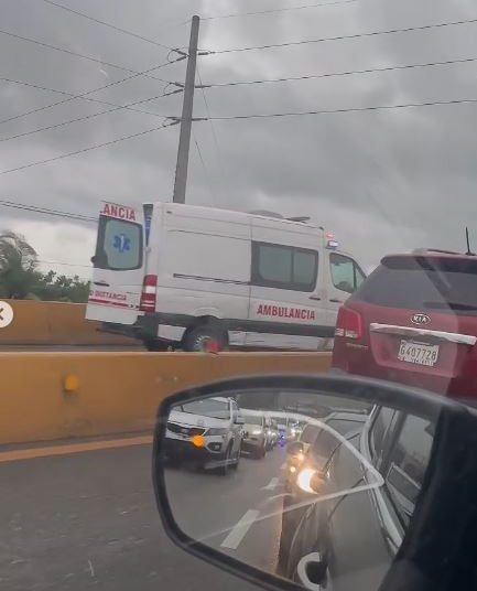 Accidente en elevado de la Máximo Gómez con Nicolás de Ovando provoca fuerte congestionamiento