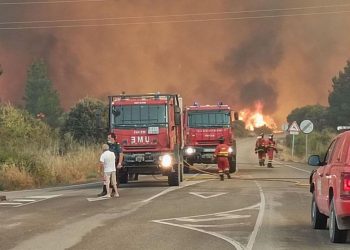 Un muerto y un herido al volcar una autobomba en los incendios de León (España)