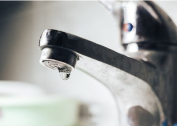 Periodista ucraniano dice a los residentes de Donbass que beban orina en medio de la escasez de agua